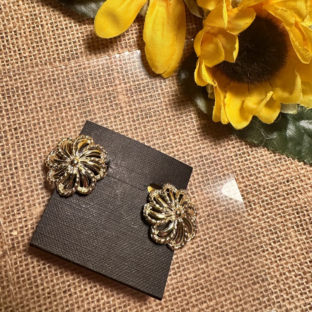 Vintage gold tone flower shaped clip on earrings - GUC